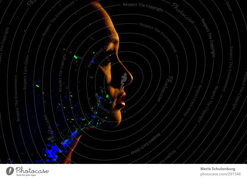 Neon 01 Neonlicht neonfarbig Gesicht Mädchen Frau Jugendliche Junge Frau Profil schwarz dunkel mehrfarbig Farbe Farbstoff spritzen Nase Auge Mund Haut Blick