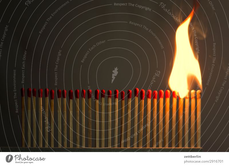 Flamme Infektionsgefahr anzünden Feuer Brand Brandstifter Brandstiftung Brandschutz brennen Feuerwehr bedrohlich gefährlich Risiko Leidenschaft Reihe Schaden