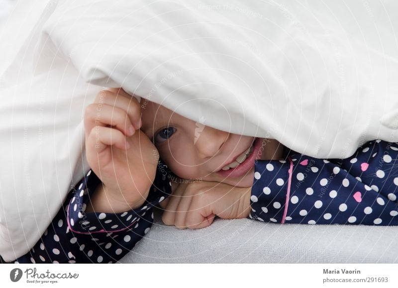 Verstecken spielen Spielen Bett Kinderzimmer Schlafzimmer feminin Kindheit 1 Mensch 3-8 Jahre Schlafanzug beobachten Lächeln schlafen frech Fröhlichkeit Glück