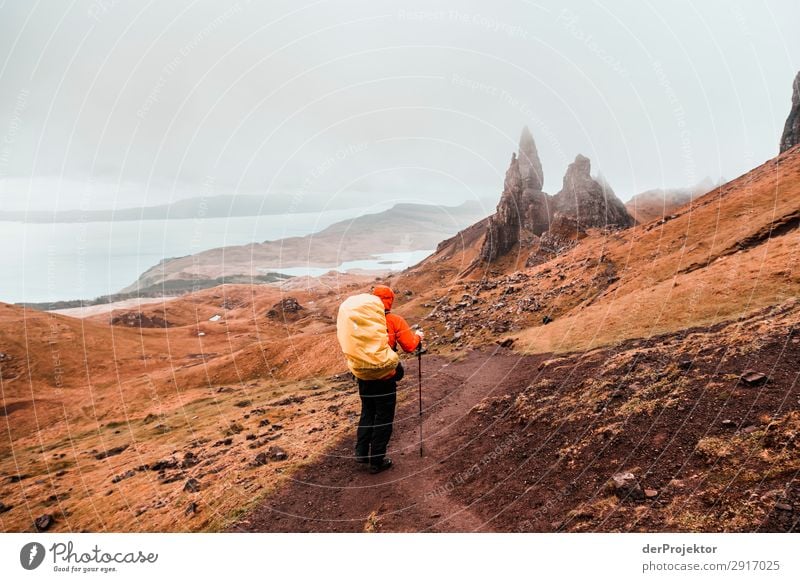 Old Man of Storr am Morgen mit Wanderer Zentralperspektive Licht Tag Morgendämmerung Textfreiraum Mitte Textfreiraum unten Textfreiraum rechts Textfreiraum oben