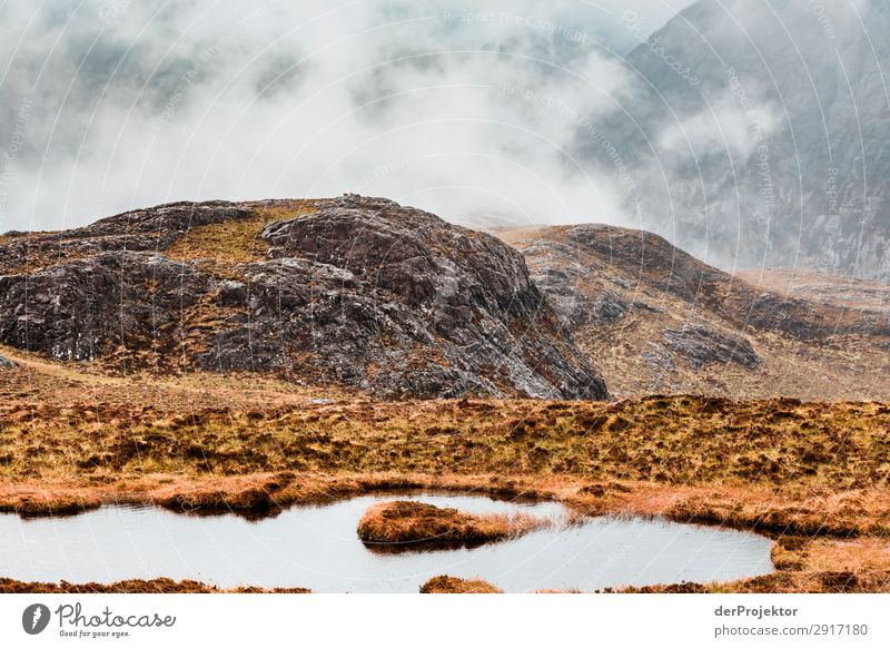 Isle of Skye: Blick in die Landschaft mit Bergen und Wolken III Felsvorsprung blau Küste Seeufer Felsen Bucht Flussufer Sommer Pflanze Wellen Fjord Insel