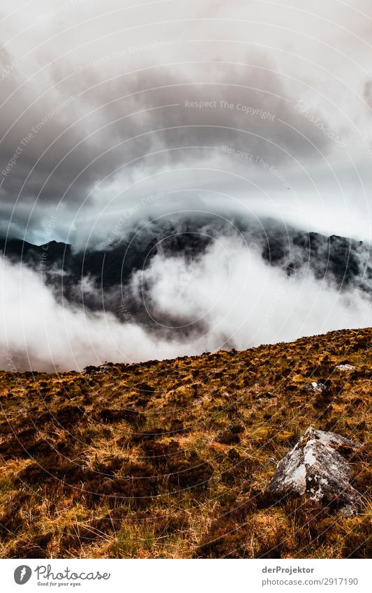 Isle of Skye: Blick in die Landschaft mit Bergen und Wolken IV Felsvorsprung blau Küste Seeufer Felsen Bucht Flussufer Sommer Pflanze Wellen Fjord Insel