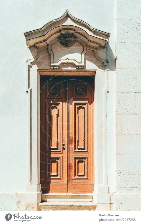 Alte Holztür in Lissabon, Portugal Tür alt Haus Portugiesen Wand Architektur Gebäude Tradition Straße Hauseingang Fassade Großstadt Hintergrundbild