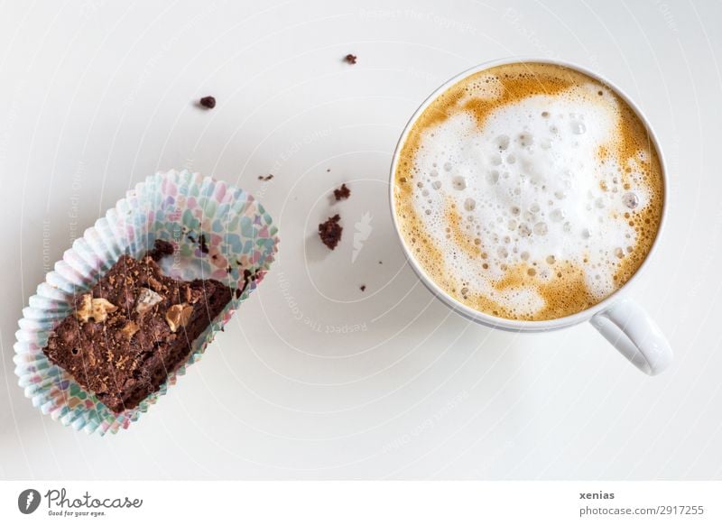 Tasse Käffchen mit aufgeschäumter Milch und angeknabberten Brownie Lebensmittel Kuchen Kuchenstück Essen Kaffeetrinken Getränk Heißgetränk Duft heiß lecker süß