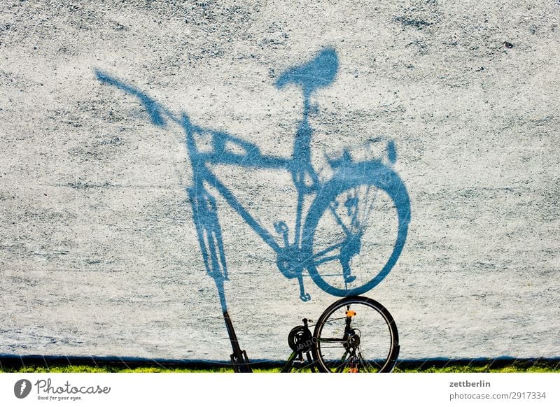 Verkehrswende Fahrrad Licht Schatten Bürgersteig Fußweg Spiegelbild Silhouette Kopfstand Fahrradlenker Fahrradrahmen Fahrradsattel Rad Individualreise