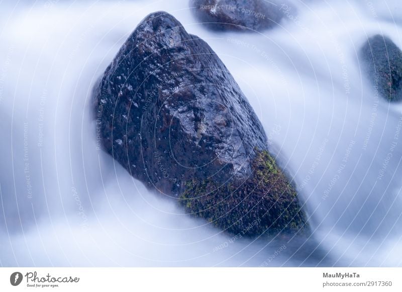 Unscharfe Bewegung des Wassers schön Leben Umwelt Natur Landschaft Baum Blatt Park Wald Felsen Bach Fluss Wasserfall Stein frisch lang nass natürlich blau grün