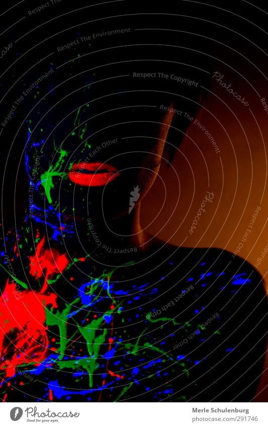 Neon 03 Neonlicht neonfarbig spritzen Lippen Lippenstift Hals Schulter Oberkörper Porträt schwarz dunkel orange rot blau grün mehrfarbig Farbe Fleck Kunst