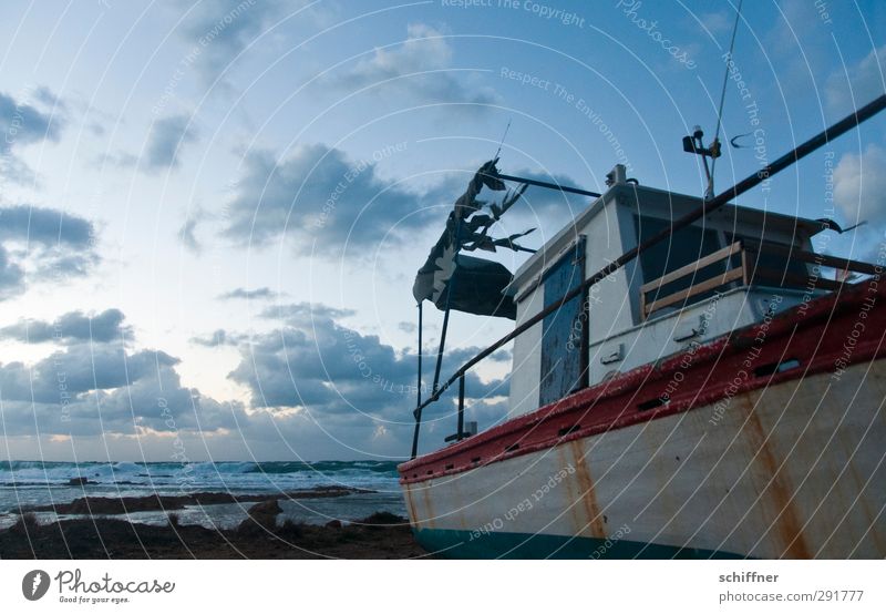 Alter Oliver Himmel Wolken Wind Sturm Küste Meer Schifffahrt Fischerboot alt kaputt blau Kahn Abnutzung Reling Wasserfahrzeug Schiffswrack Einsamkeit Windböe