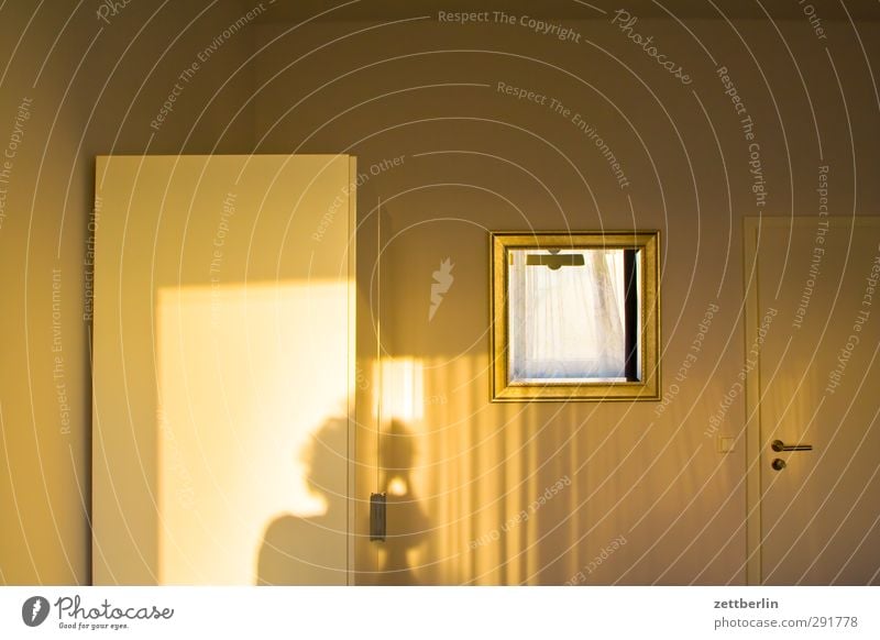 Goldenes Licht gold Herbst Herbstfärbung Jahreszeiten Sonne Tourismus wallroth Hotel Raum Innenarchitektur Schrank Möbel Wand Spiegel Schatten Hotelzimmer