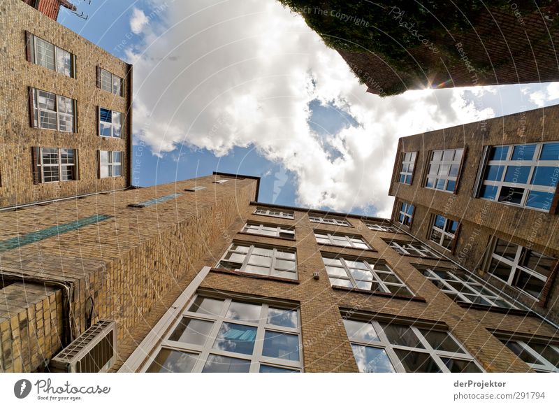 Das Fenster zum Hof 07 Stadtzentrum Menschenleer Haus Bauwerk Gebäude Architektur authentisch trendy historisch hoch Himmel Wolken Hinterhof Farbfoto Experiment