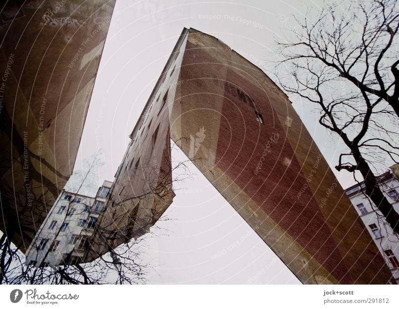 schnittige Brandwand Himmel Winter Berlin-Mitte skurril Surrealismus Irritation Wandel & Veränderung Doppelbelichtung Brandmauer Hinterhof Zahn der Zeit DDR