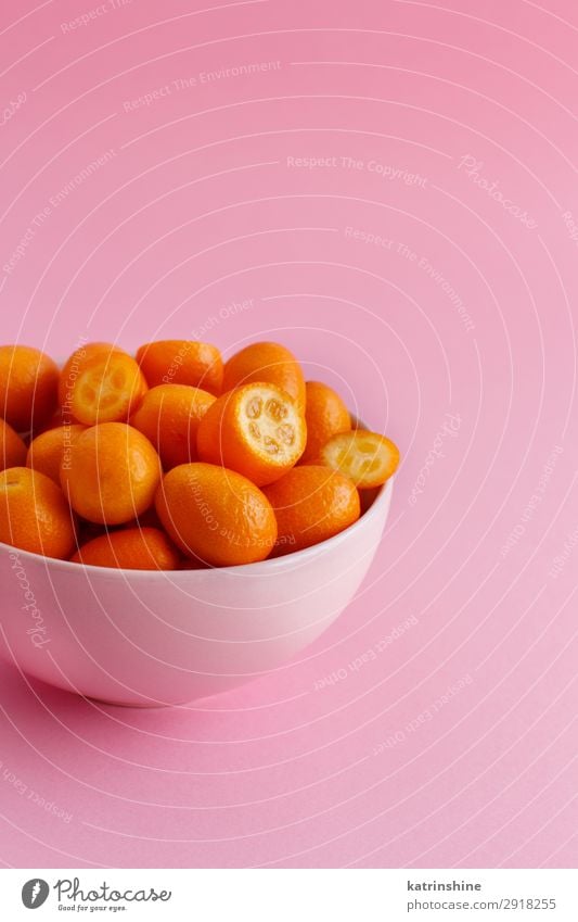 Kumquat-Früchte auf rosa Hintergrund Frucht Dessert Ernährung Vegetarische Ernährung Diät Schalen & Schüsseln exotisch Menschengruppe Blatt dunkel frisch saftig