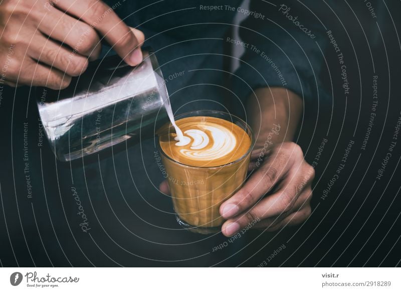 Barista gießen heiße Milch zubereiten Latte Kunst auf Tasse Kaffee Frühstück Kaffeetrinken Getränk Heißgetränk Latte Macchiato Espresso Becher Lifestyle kaufen