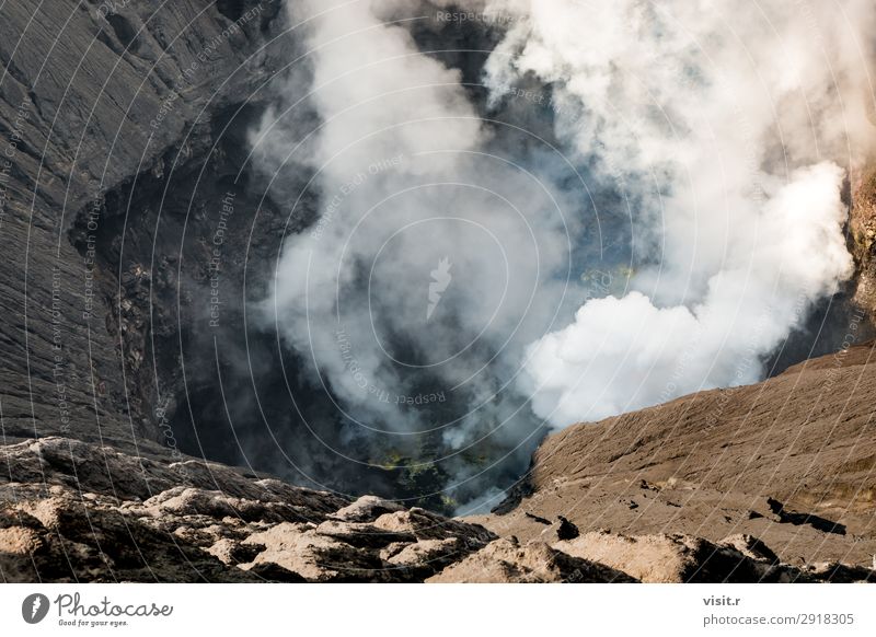 Krater des Bromo-Vulkans mit ausbrechendem Rauch Ferien & Urlaub & Reisen Tourismus Ausflug Abenteuer Sommer Berge u. Gebirge wandern Umwelt Natur Landschaft