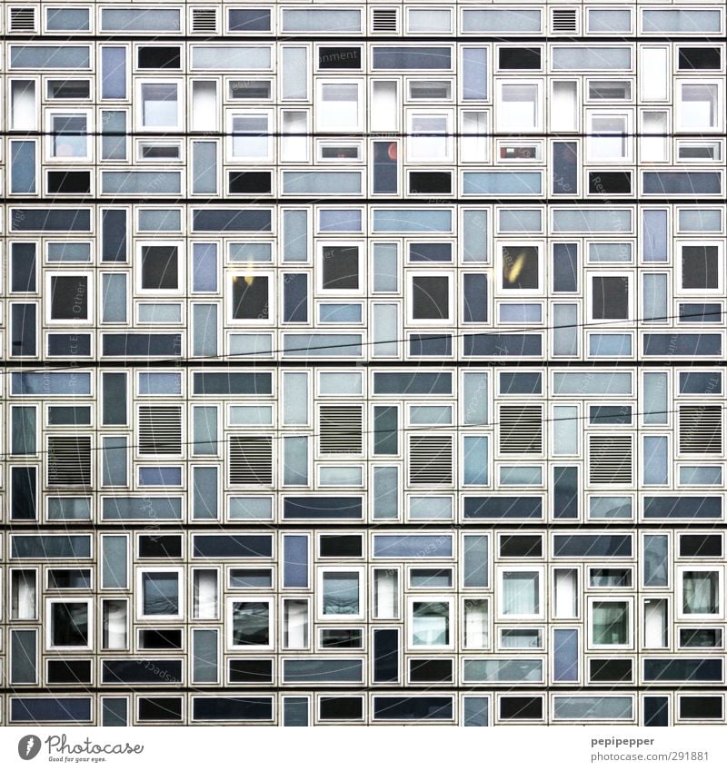 quadratisch, praktisch, gut? Häusliches Leben Wohnung Haus Büro Stadt Hochhaus Bauwerk Gebäude Architektur Mauer Wand Fassade Fenster Stein Beton Glas Metall