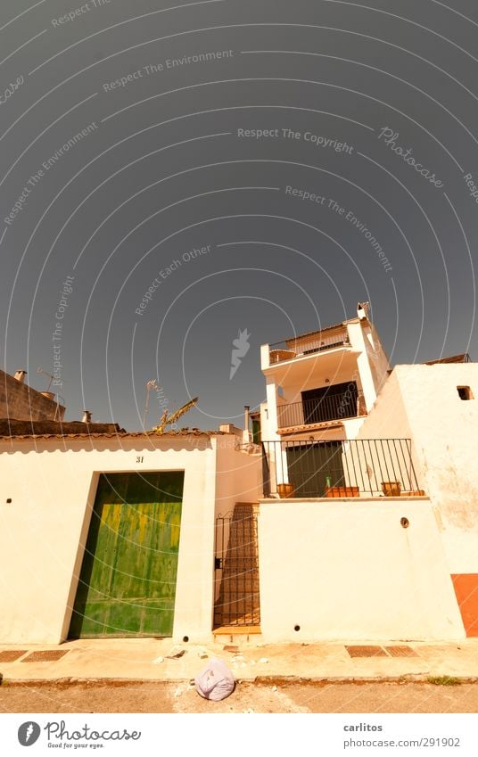 Noch 9 Wochen bis zur Sommerzeit Himmel Wolkenloser Himmel Schönes Wetter Wärme Kleinstadt Haus Gebäude Mauer Wand Treppe Fassade Balkon Fenster Tür ästhetisch