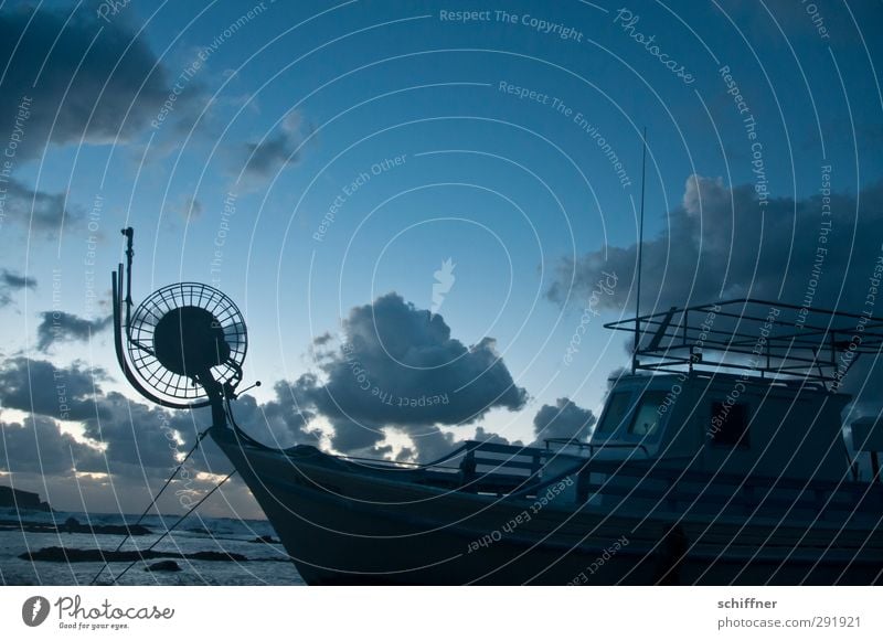 Vorbau Schifffahrt Fischerboot dunkel Wasserfahrzeug Schiffsdeck Schiffswrack Schiffsrumpf Garnspulen Konstruktion Antenne Seil Himmel Wolken Abenddämmerung