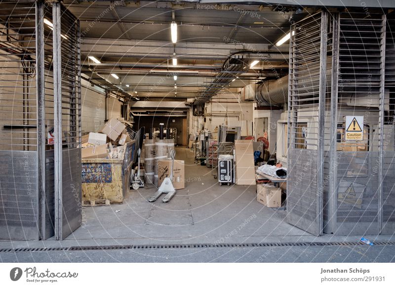 Lagerhalle Schilder & Markierungen Hinweisschild Warnschild entdecken Güterverkehr & Logistik Halle Einfahrt Industriefotografie Karton Container Tor Gitter