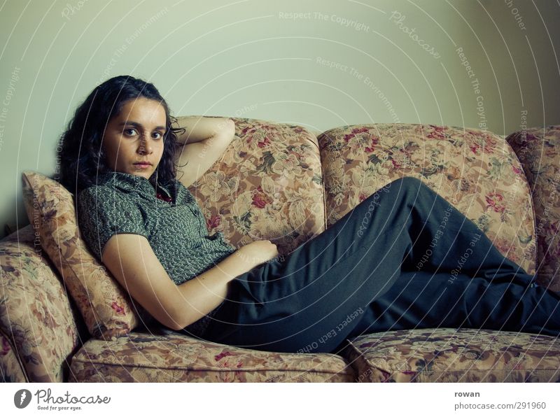 skeptisch Mensch feminin Junge Frau Jugendliche 1 ästhetisch elegant schön einzigartig retro Erotik Stil Häusliches Leben Überraschung Zweifel Blick liegen Sofa