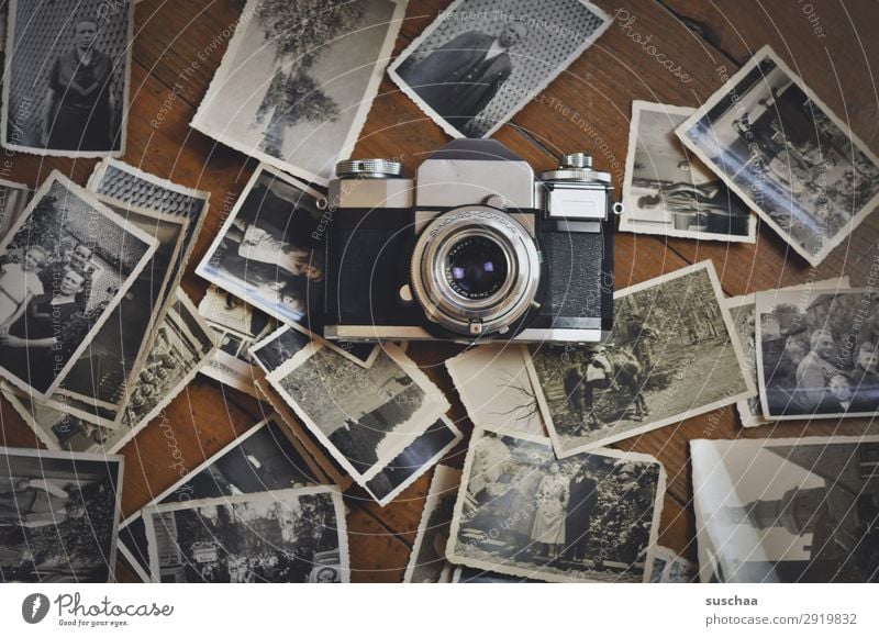 alte fotos und ein fotoapparat Fotografie negativ Schwarzweißfoto Fotografieren analog Erinnerung Nostalgie Trauer Familienalbum Vergangenheit Vergänglichkeit