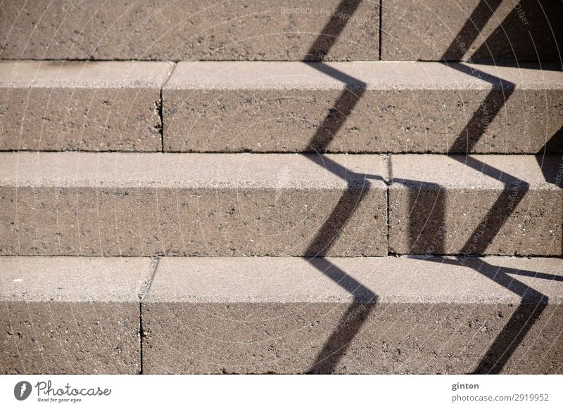 Geländerschatten auf Treppenaufgang Architektur Beton eckig fest Perspektive zick zack schatten Zickzack schräge Treppe Treppenschräge Stufen Außenarchitektur