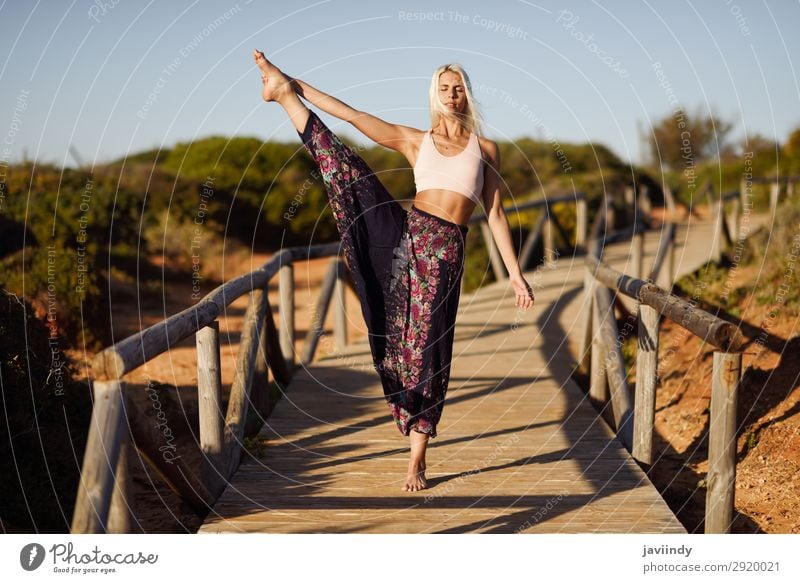 Kaukasische Frau beim Yoga auf einer Holzbrücke. Lifestyle Glück schön Körper harmonisch Erholung Meditation Freiheit Sommer Sonne Strand