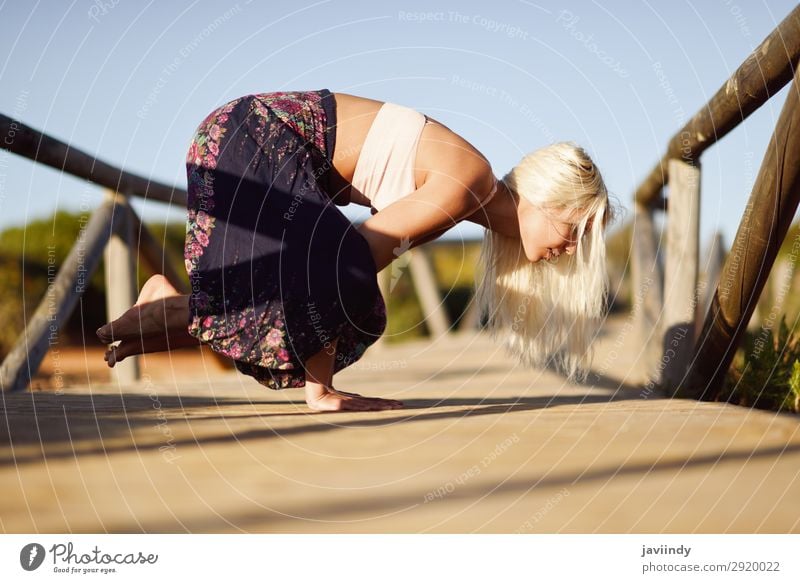 Kaukasische Frau beim Yoga auf einer Holzbrücke. Lifestyle Glück schön Körper harmonisch Erholung Meditation Freiheit Sommer Sonne Strand