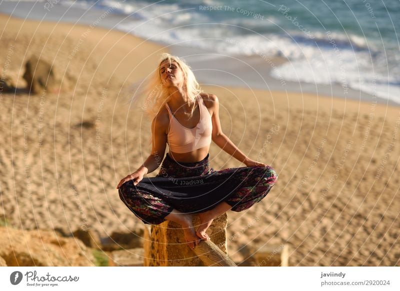 Frau genießt den Sonnenuntergang an einem schönen Strand. Lifestyle Glück Körper Leben Erholung Meditation Freizeit & Hobby Ferien & Urlaub & Reisen Freiheit