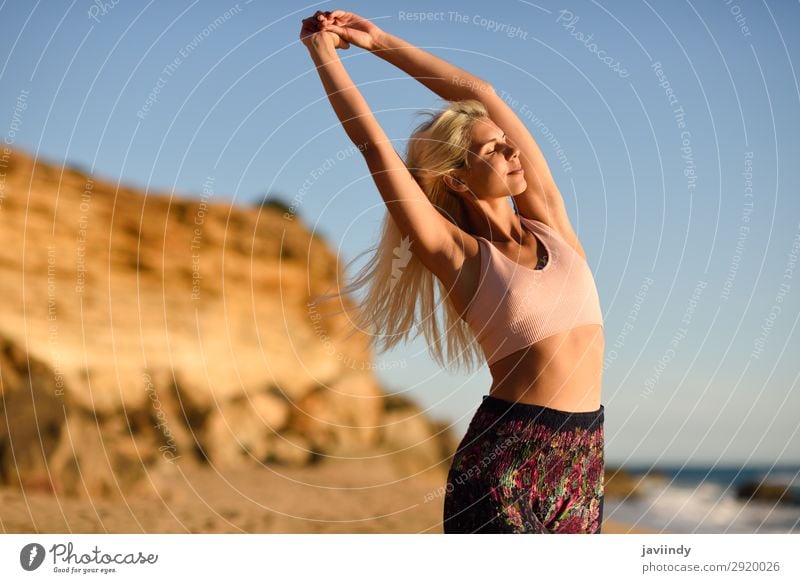 Frau genießt den Sonnenuntergang an einem schönen Strand. Lifestyle Glück Körper Leben Erholung Meditation Freizeit & Hobby Ferien & Urlaub & Reisen Freiheit