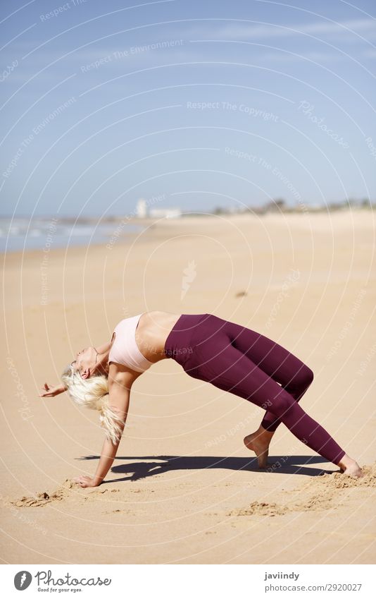 Kaukasische blonde Frau, die Yoga am Strand praktiziert. Lifestyle schön Körper Leben harmonisch Erholung Meditation Sommer Meer Sport Mensch feminin Junge Frau