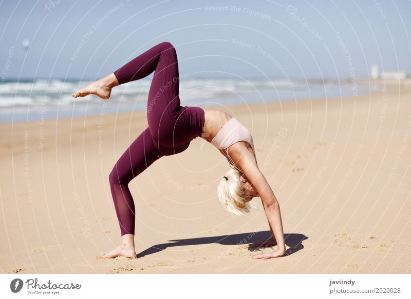 Kaukasische blonde Frau, die Yoga am Strand praktiziert. Lifestyle schön Körper Leben harmonisch Erholung Meditation Sommer Meer Sport Mensch feminin Junge Frau