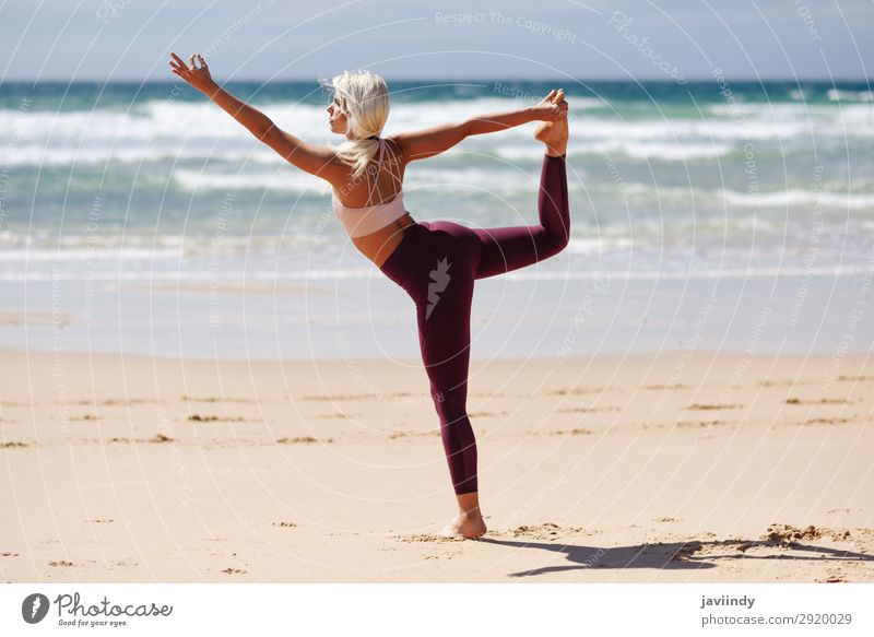 Kaukasische blonde Frau, die Yoga am Strand praktiziert. Lifestyle schön Körper Leben harmonisch Erholung Meditation Sommer Meer Sport Mensch feminin Junge Frau