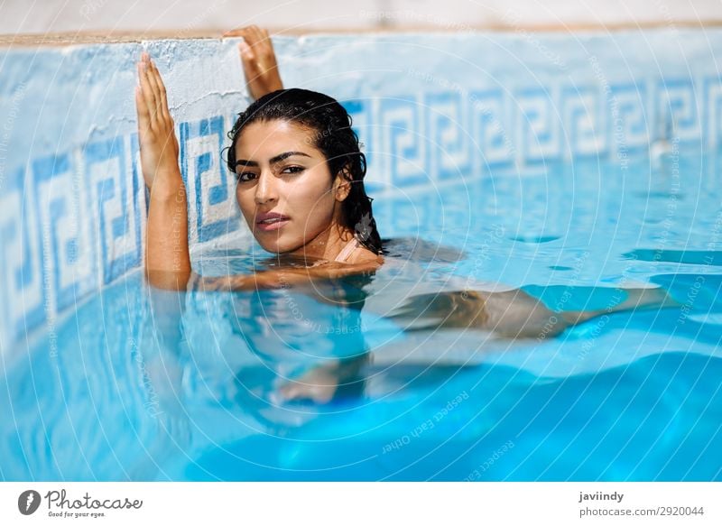 Schöne arabische Frau, die sich im Swimmingpool entspannt. Lifestyle Glück schön Körper Haare & Frisuren Haut Erholung Schwimmbad Freizeit & Hobby