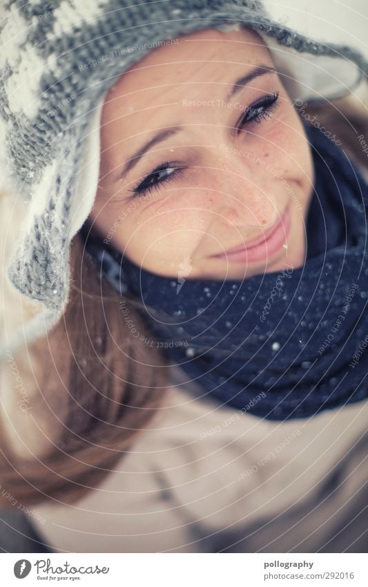 look up (2) Mensch feminin Junge Frau Jugendliche Erwachsene Leben Kopf 1 Winter Wind Schnee Schneefall Jacke Schal Mütze Gefühle Stimmung Freude Glück