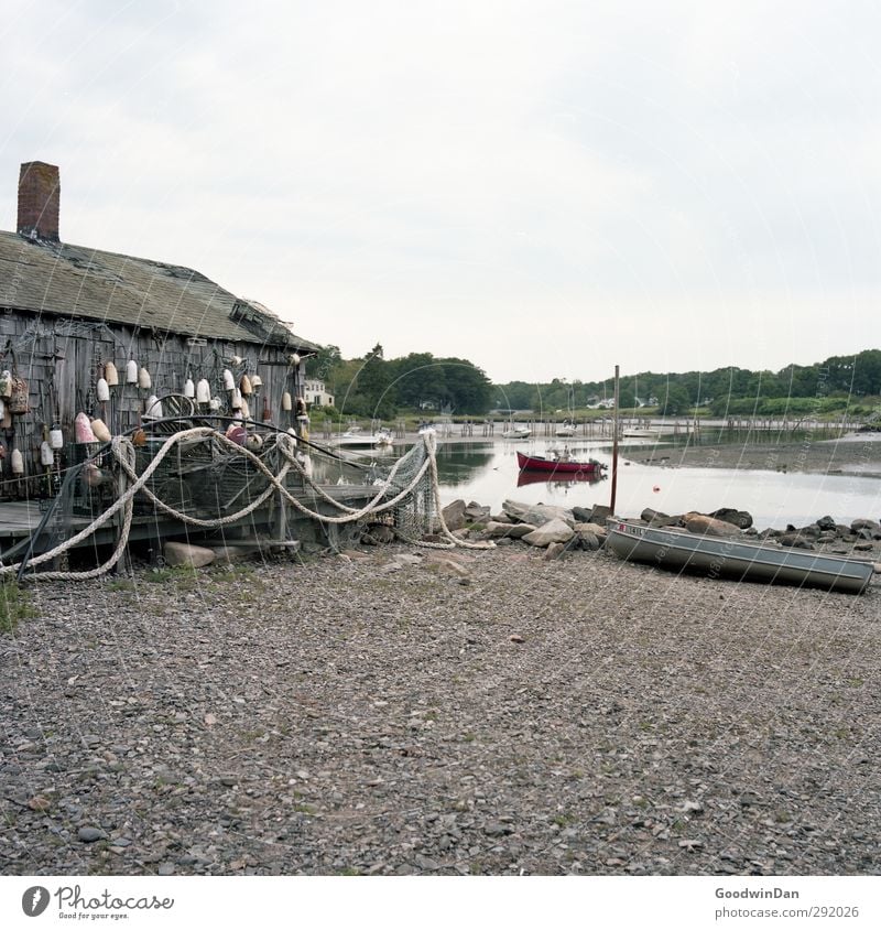 New England. Umwelt Natur Landschaft Erde Sommer Küste Fjord Fluss Dorf Fischerdorf Kleinstadt Stadtrand Menschenleer Hütte alt dreckig authentisch kalt trist