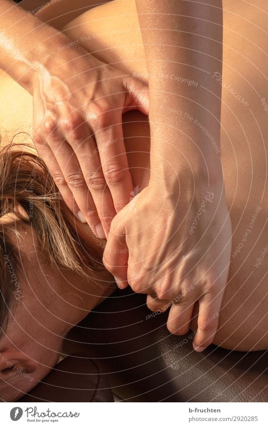 Nackenmassage, Hände Nahaufnahme Haut Gesundheit Gesundheitswesen Wellness harmonisch Wohlgefühl Erholung ruhig Spa Massage Frau Erwachsene Rücken Hand Finger