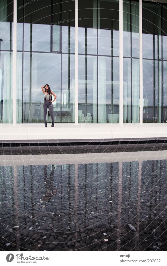 legs feminin Junge Frau Jugendliche 1 Mensch 18-30 Jahre Erwachsene Haus Bankgebäude Fassade trendy modern Farbfoto Außenaufnahme Tag Weitwinkel