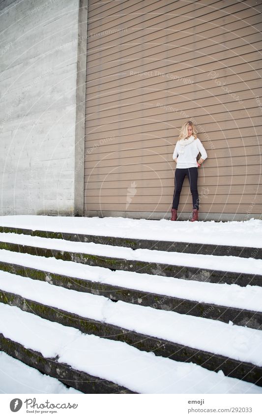 reine Fassade feminin Junge Frau Jugendliche 1 Mensch 18-30 Jahre Erwachsene Mauer Wand Stadt grau Beton Betonwand Treppe Farbfoto Gedeckte Farben Außenaufnahme