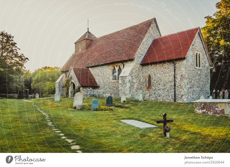 Kirche und Friedhof in Südengland Natur Landschaft Dorf Bauwerk Gebäude Architektur Wege & Pfade alt Abendsonne England Gotteshäuser Großbritannien Stein Wiese