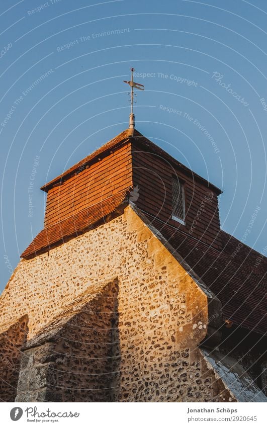 Kirchturm in Südengland Natur Landschaft Dorf Kirche Bauwerk Gebäude Architektur Mauer Wand Fassade Dach blau braun Abendsonne England Gotteshäuser