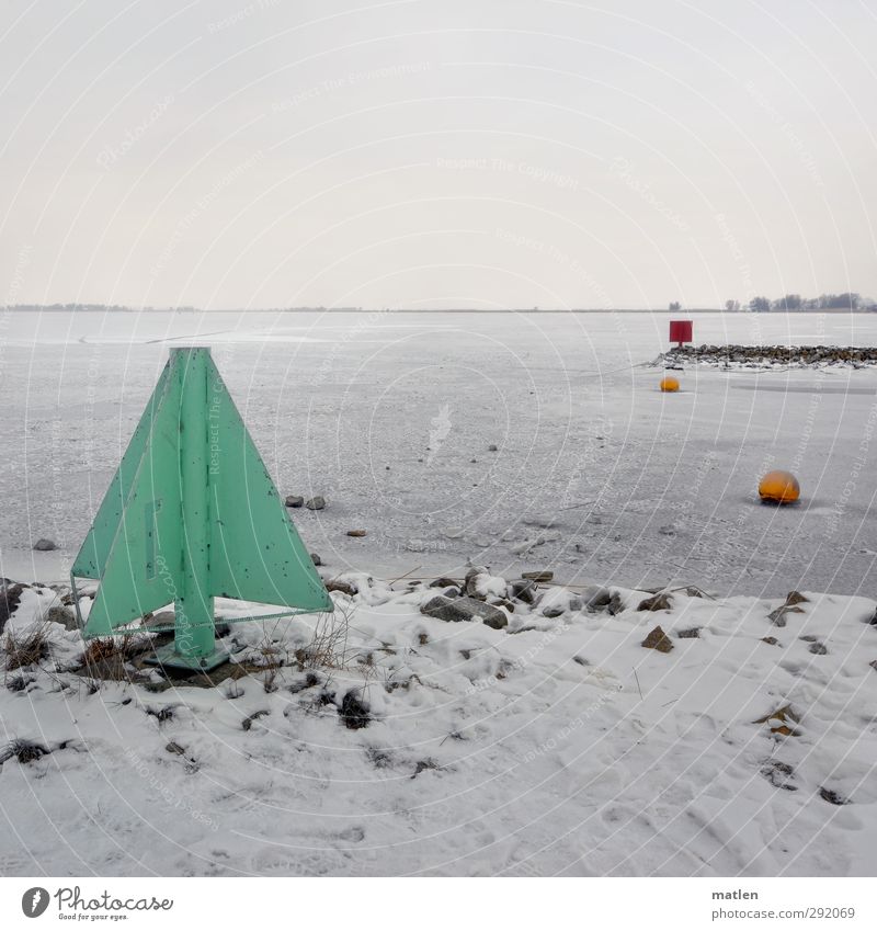 Tanneboom Landschaft Wolken Horizont Winter schlechtes Wetter Küste Meer Menschenleer Verkehrswege Schifffahrt Hafen blau gelb grün rot weiß gefroren Seezeichen