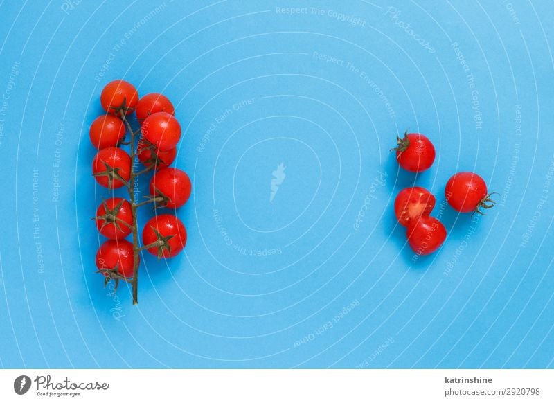 Kirschtomaten auf blauem Hintergrund Gemüse Vegetarische Ernährung Diät frisch hell oben rot Zutaten roh minimalistisch Entwurf leer Lebensmittel Gesundheit