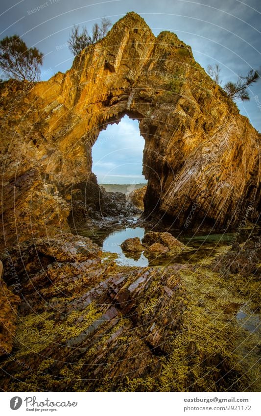 Ein natürlicher Bogen an der Küste zur Goldenen Stunde Ferien & Urlaub & Reisen Tourismus Strand Meer Insel Umwelt Natur Landschaft Sand Himmel Wolken Felsen