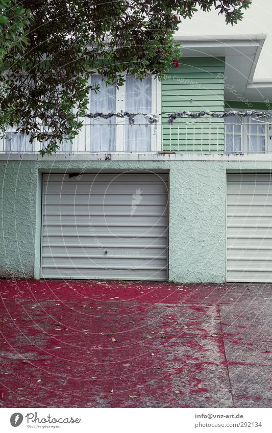 Verblüht Sommer Häusliches Leben Wohnung Haus Garten Stein Beton Metall verblüht dehydrieren grün rot Garagentor Baumstamm Farbfoto mehrfarbig Außenaufnahme