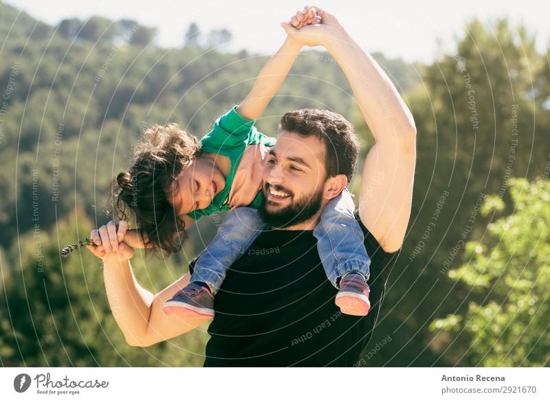 Bärtiger Vater und Baby Mädchen spielen im Freien Lifestyle Freude schön Leben Freizeit & Hobby Spielen Freiheit Sommer Kind Mensch Mann Erwachsene Eltern