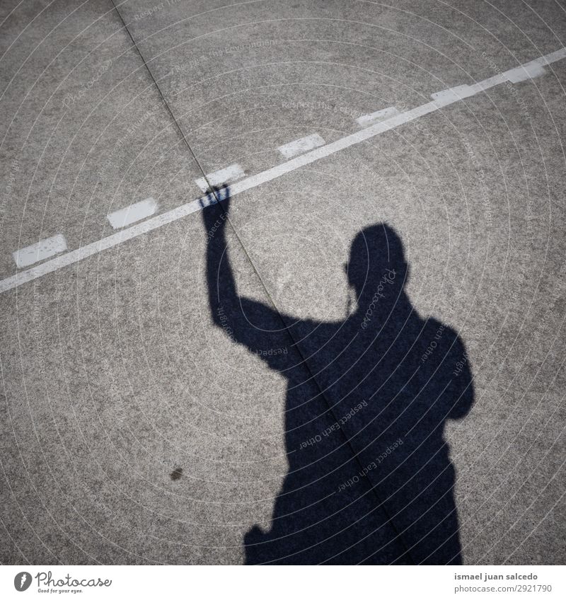 Mann Schatten Silhouette auf dem Boden Mensch Lichterscheinung Sonne Sonnenlicht Straße Außenaufnahme Großstadt abstrakt sehr wenige Hintergrund neutral Bilbao