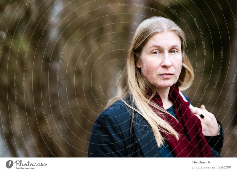 N. elegant Mensch Frau Erwachsene 1 30-45 Jahre Natur Wetter Baum Sträucher T-Shirt Mantel Schal blond langhaarig Scheitel beobachten Erholung träumen blau grün