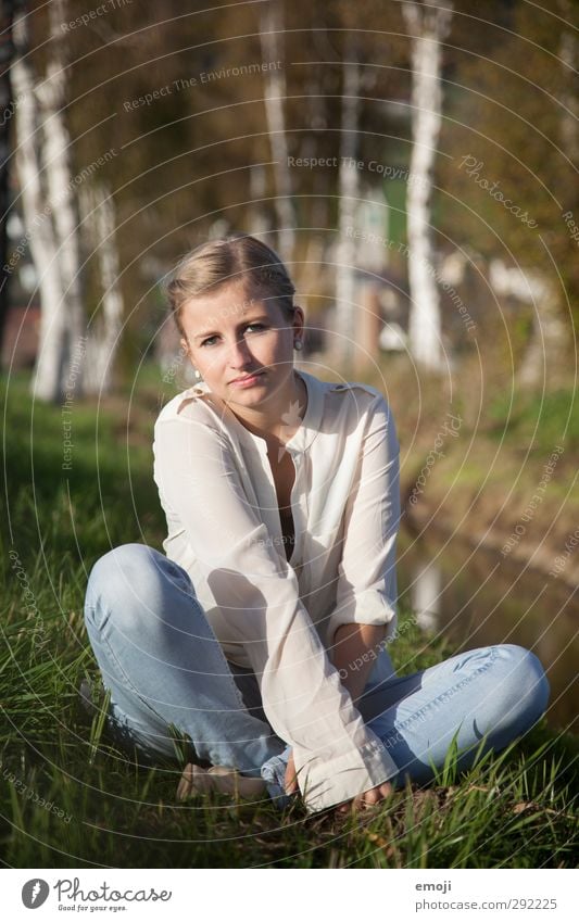 crossed legs feminin Junge Frau Jugendliche 1 Mensch 18-30 Jahre Erwachsene Umwelt Natur Frühling blond schön natürlich sitzen Schneidersitz Farbfoto