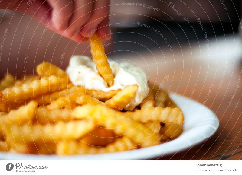 gelbweiss Teigwaren Backwaren Mittagessen Fastfood Teller Freude Glück Zufriedenheit Lebensfreude Begeisterung Pommes frites Kartoffeln Mayonnaise Fett ungesund