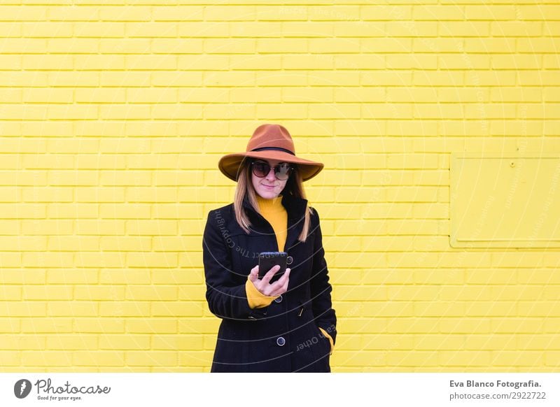 junge Frau im Freien mit Handy und Lächeln Lifestyle Stil Glück schön Haare & Frisuren Telefon PDA Technik & Technologie Mensch feminin Junge Frau Jugendliche